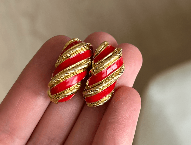 Qırmızı rəng sırğa