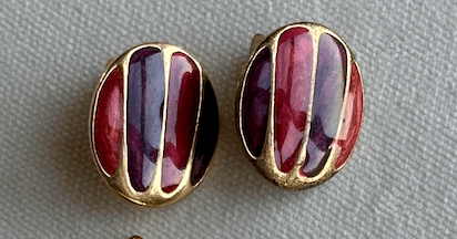 Qırmızı rəngli sırğa