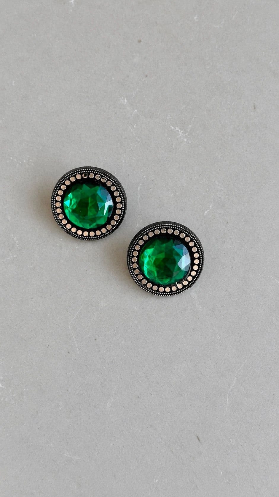 Emerald green pierced earrings